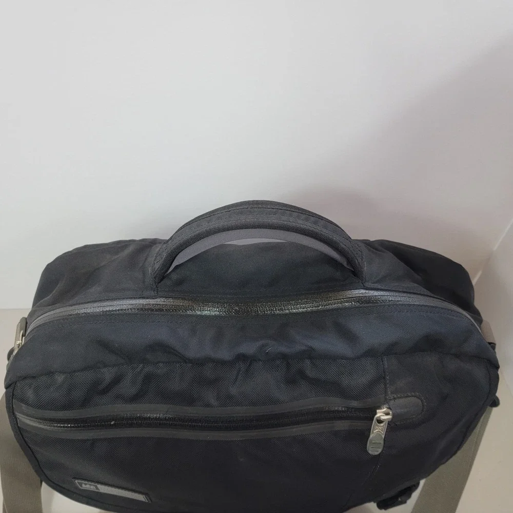 REI Travel Utility Messenger Bag Padded Black 16x14x5 Laptop Commuter School Bag